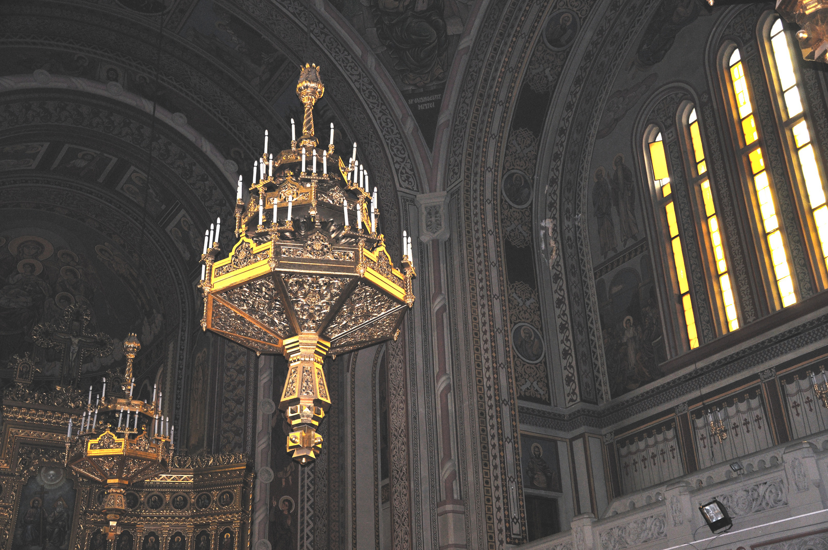 Roumanie - Timisoara - Deux candélabres Orthodoxes.