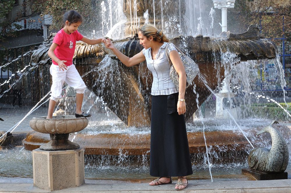 Roumanie - Timisoara - Naumy et Nadia sa maman, près de la fontaine place de la victoire.