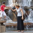 Roumanie - Timisoara - Naumy et Nadia sa maman, près de la fontaine place de la victoire.