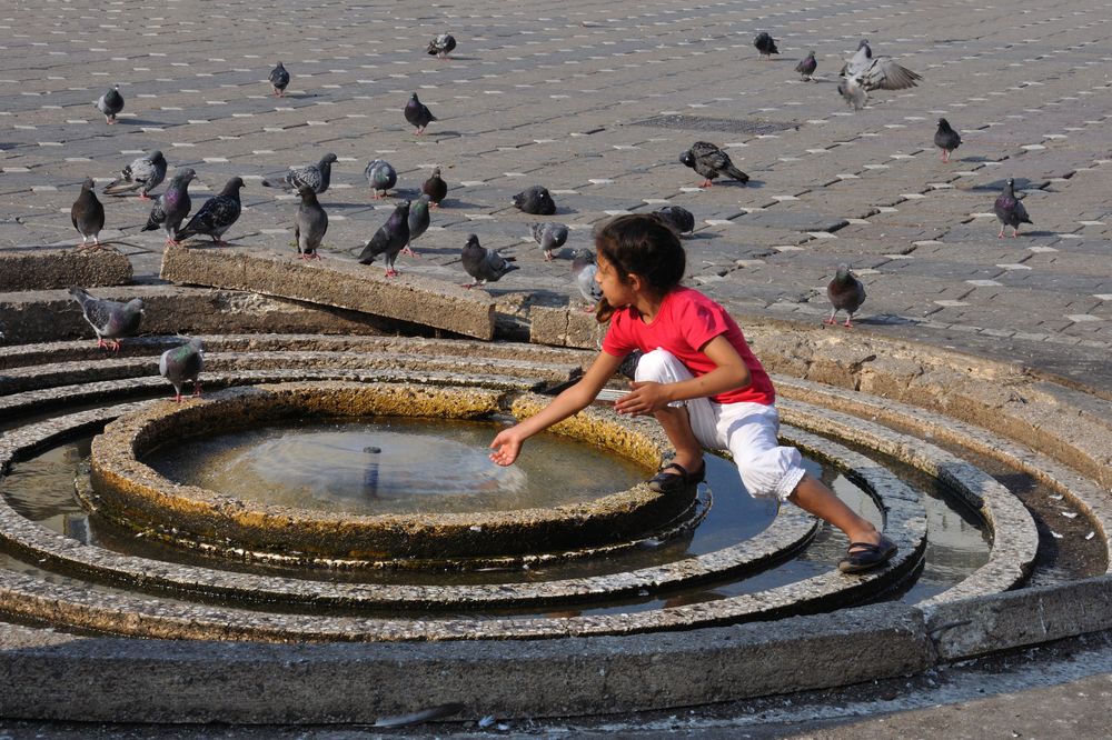 Roumanie - Timisoara - Place de la Victoire - Naumy près de la fontaine.