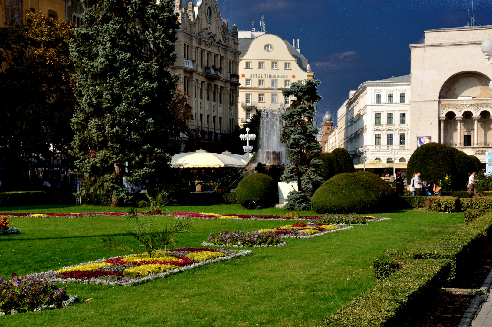 Roumanie - Timisoara - Place de la victoire - Vers le théatre.