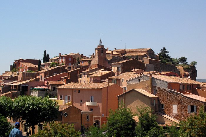 Roussillon die Stadt der Ockerfelsen