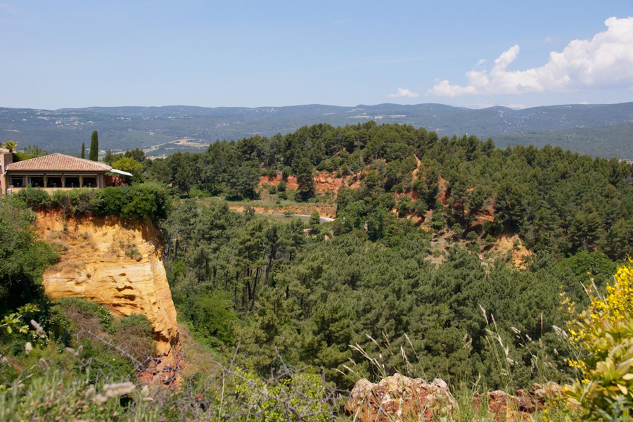 Roussillon - erbaut auf Ockerfelsen