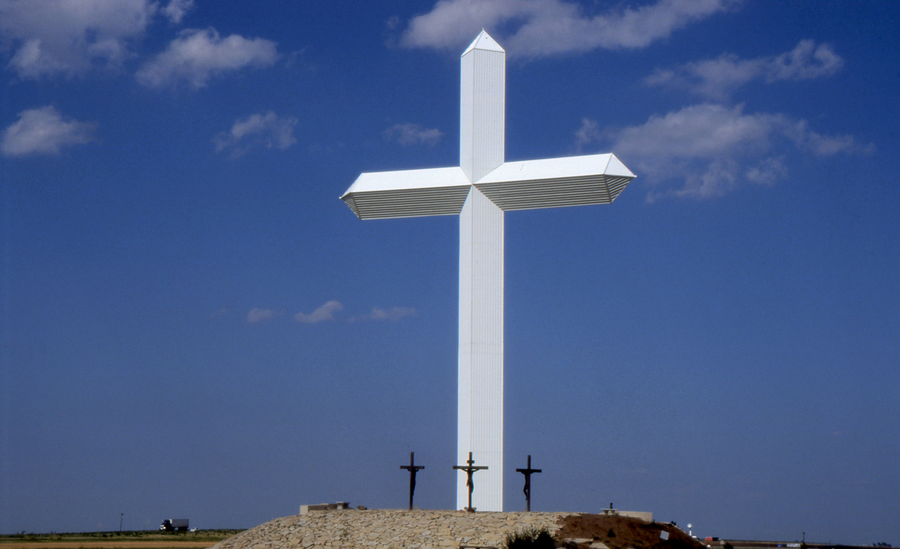 Route 66: Giant Cross in Groom - Texas 