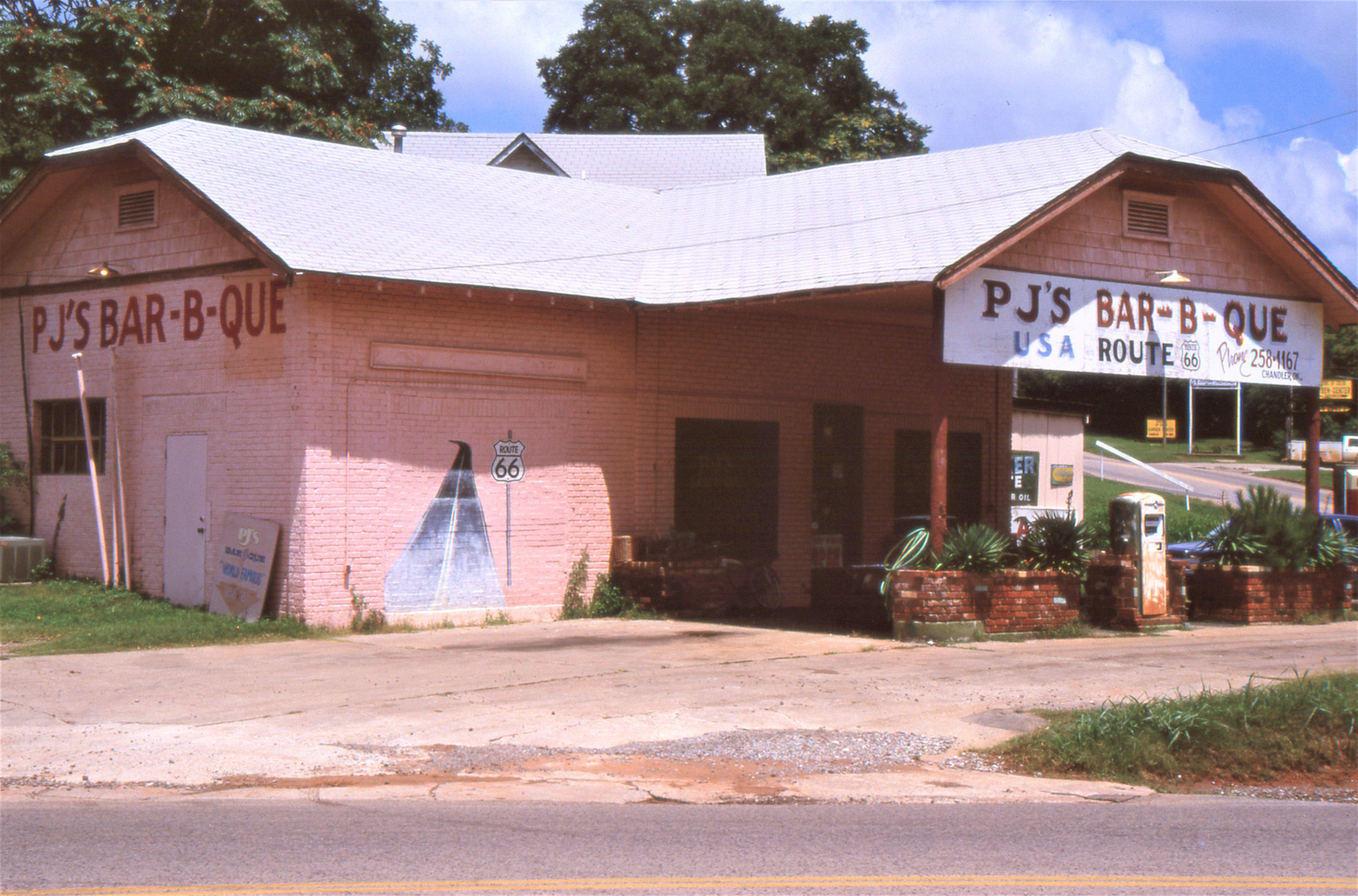 Route 66:  PJ´s BAR - B - QUE in Chandler (Texas)