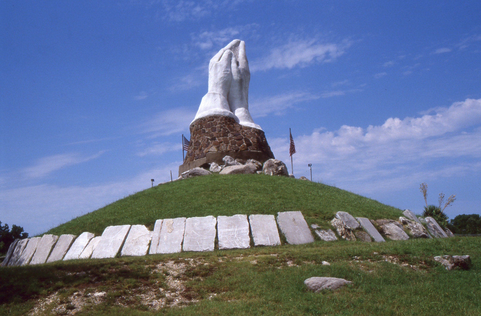 Route 66: Praying Hands in Webb City - Missouri 