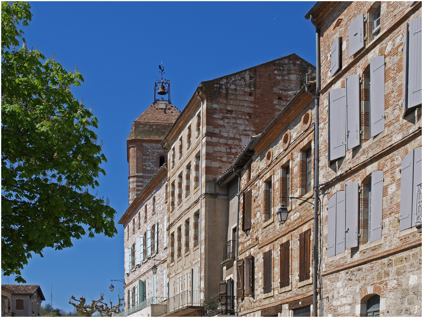 Route de Castelsarrasin et Tour de l’Horloge  --  Auvillar