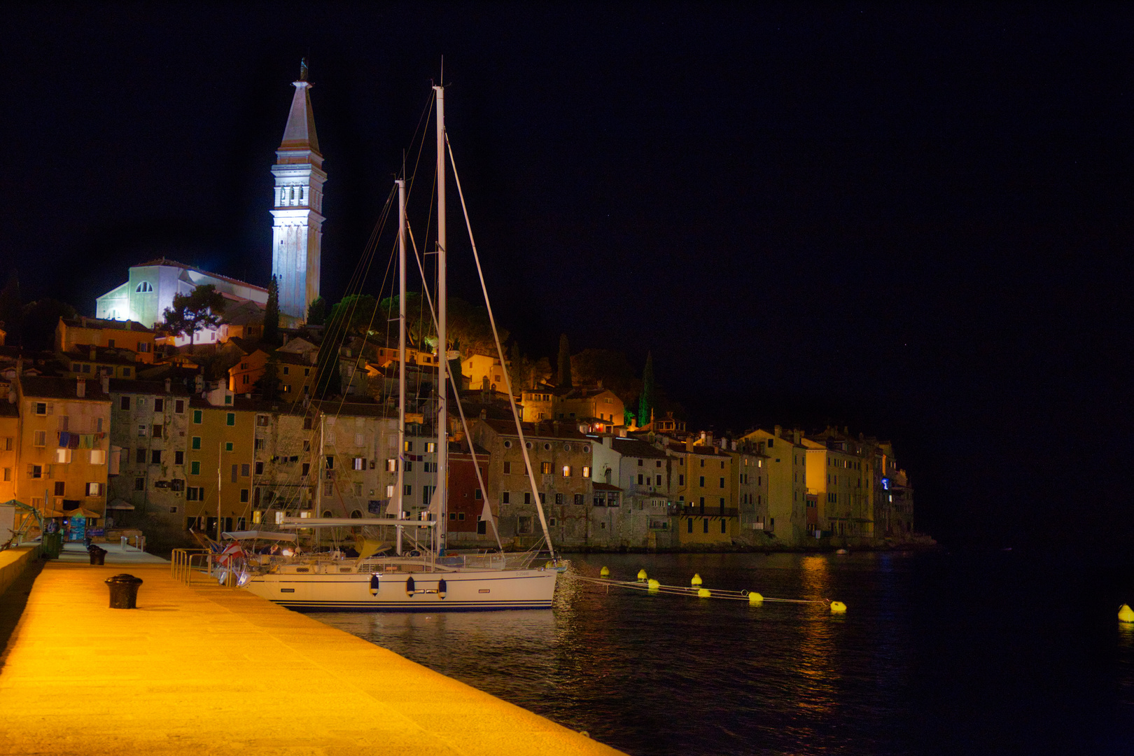 Rovinij in der Nacht