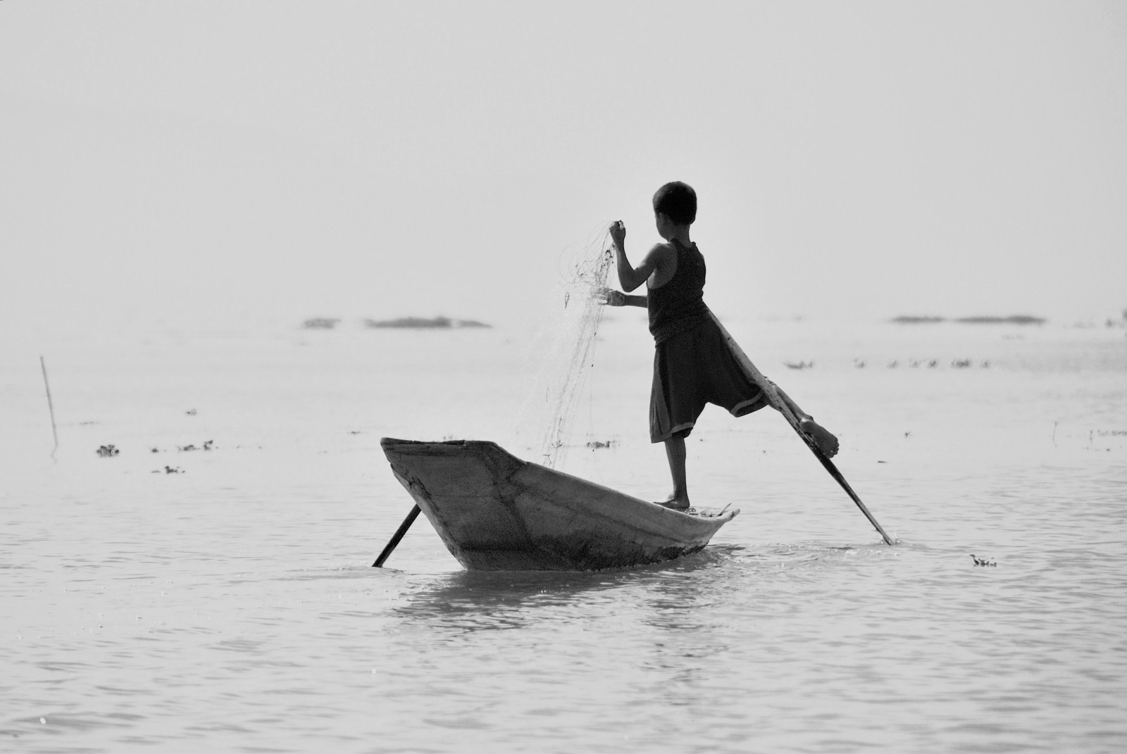 Rowing with a foot.(Rema con il piede)