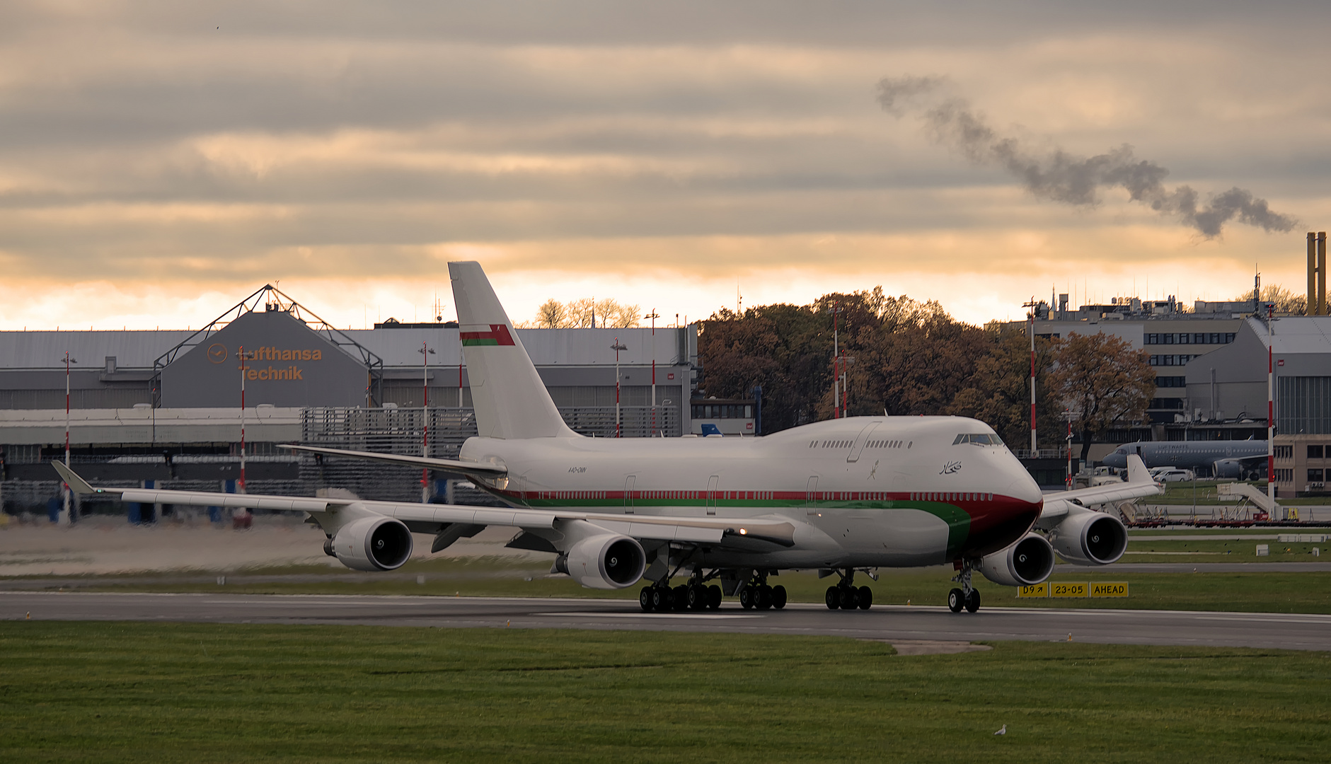 Royal Flight of Oman Boeing 747-400 