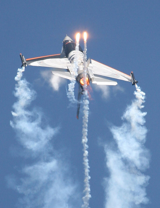 Royal Netherlands Air Force - F16 - "Flares on"