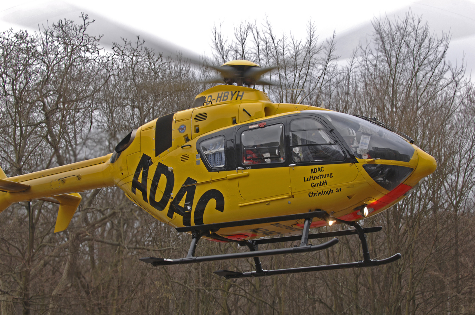 RTH Christoph 31 (Berlin) startet zum Stützpunktrückflug von der Einsatzstelle