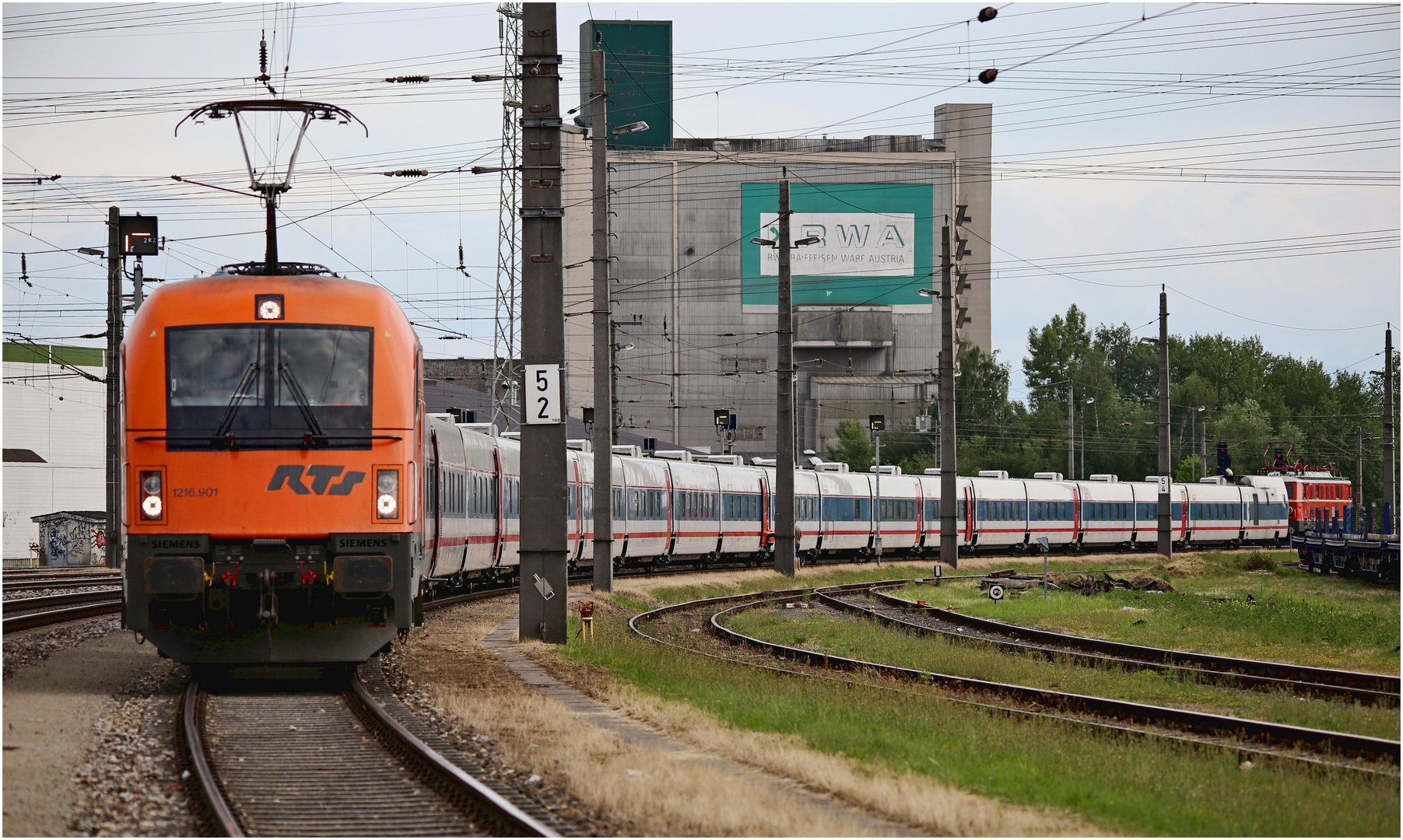 RTS Taurus mit Talgo-Hotelzug