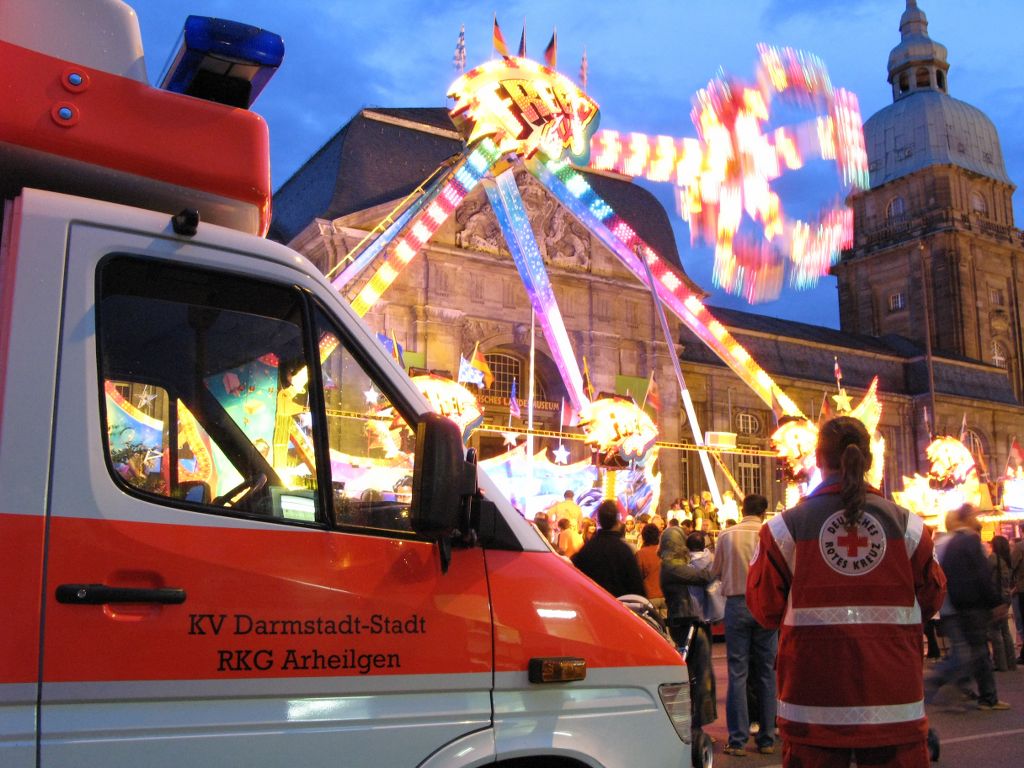 RTW während eines Santitäsdienstes in Darmstadt / Heinerfest