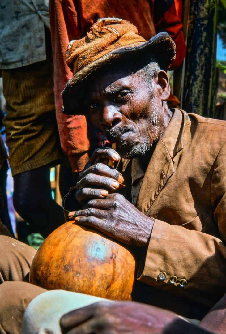 Ruandischer Bauer mit seinem Hirsebier
