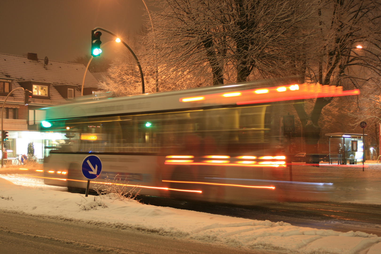 Ruckeliges Anfahren bei Schnee - Jasper 8116 im Warnckesweg, Ecke Borsteler Chaussee