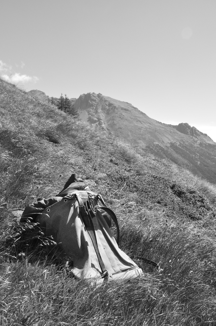 Rucksack auf der Alp