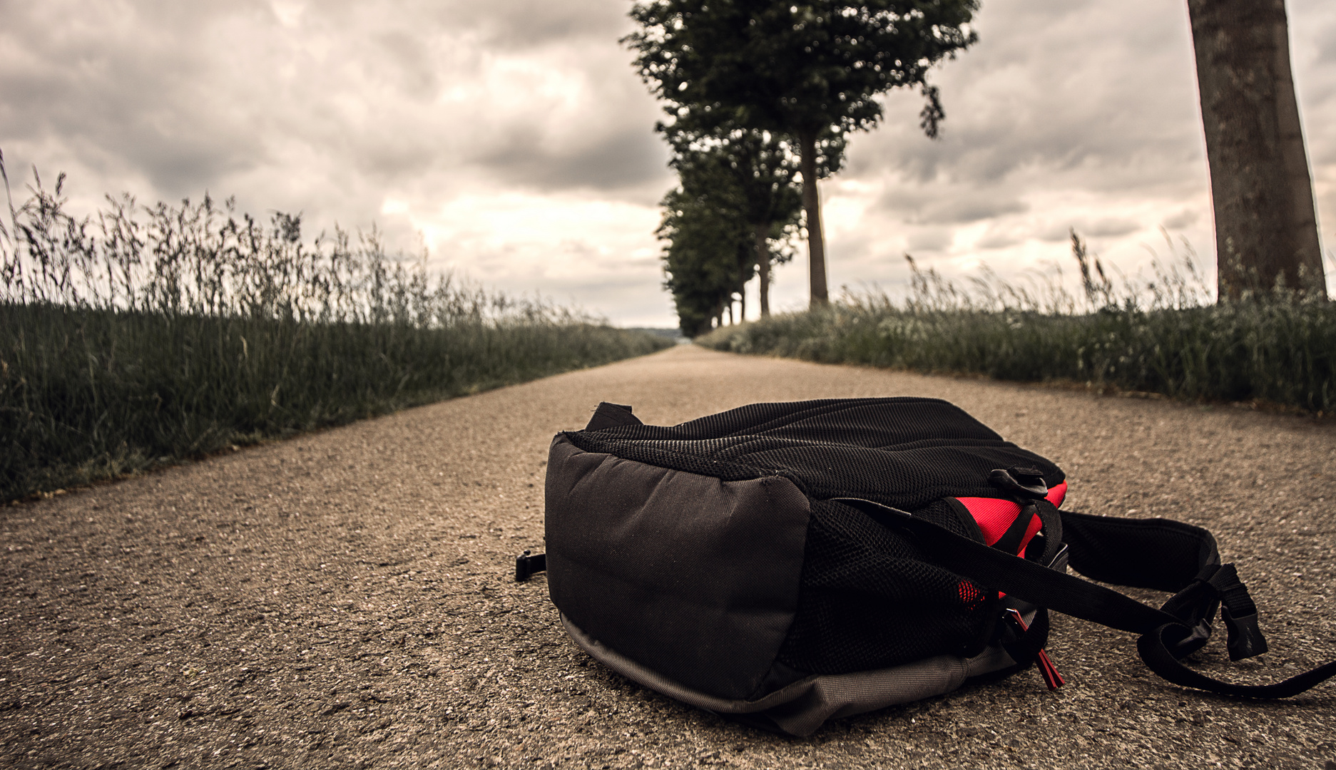 Rucksack auf Radweg