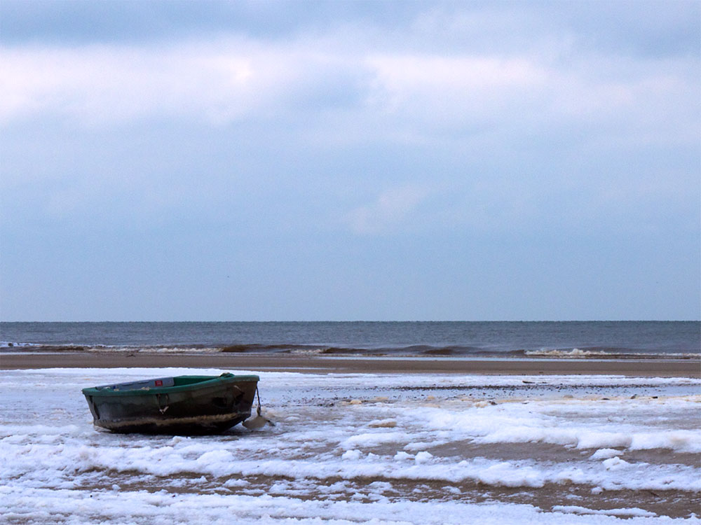 Ruderboot, auf Sandbank, im Winter