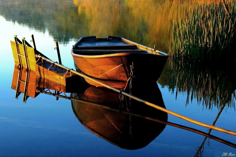 Ruderboot bei Sonnenaufgang an einem Baggersee...