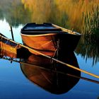 Ruderboot bei Sonnenaufgang an einem Baggersee...