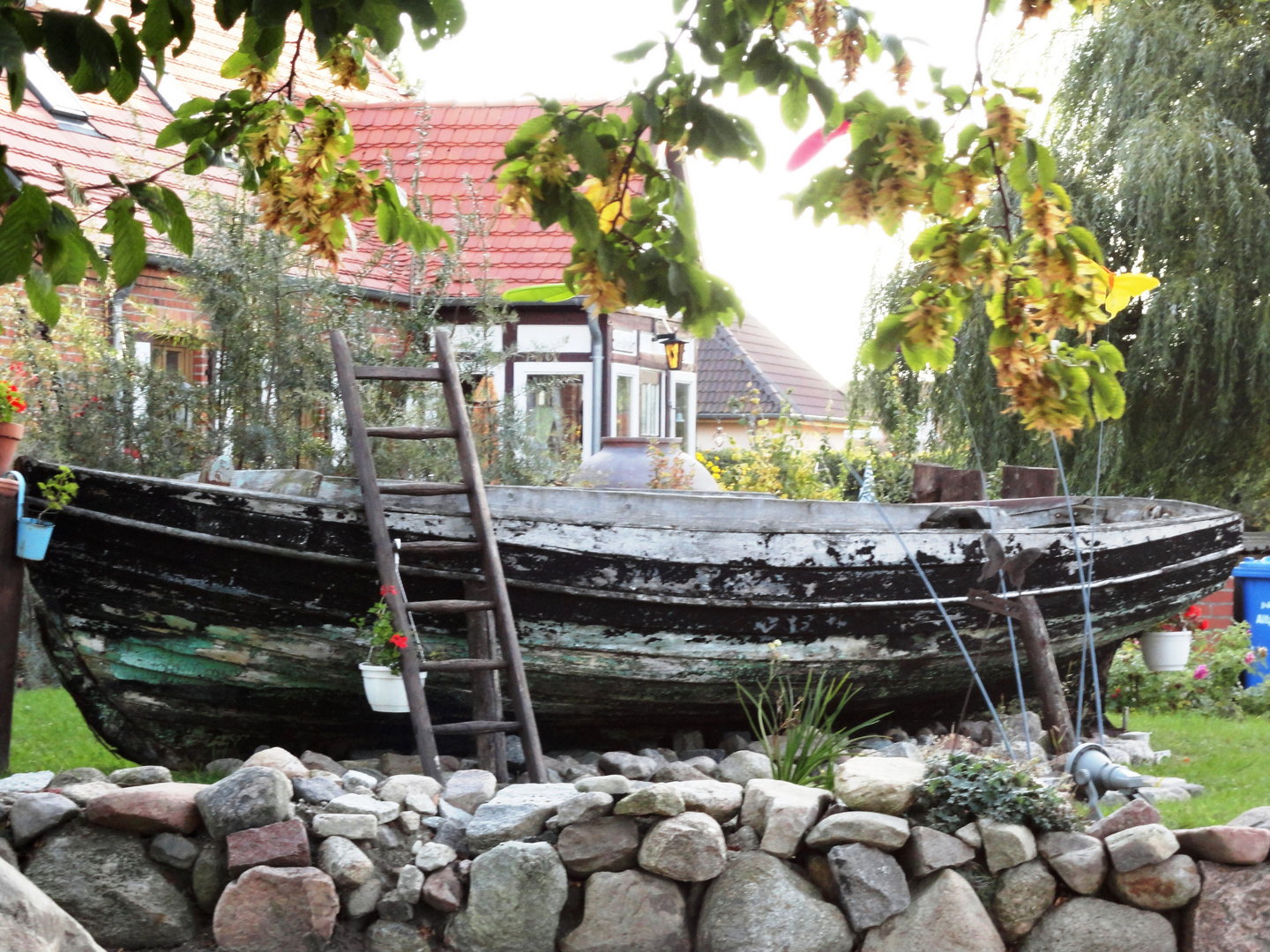 Ruderboot Im Vorgarten