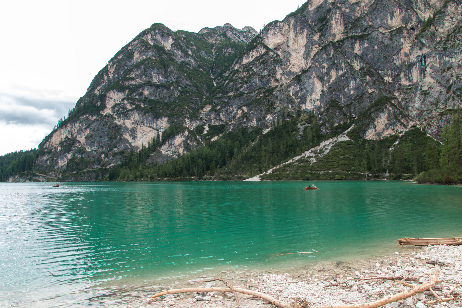 Ruderboote auf dem Pragser Wildsee