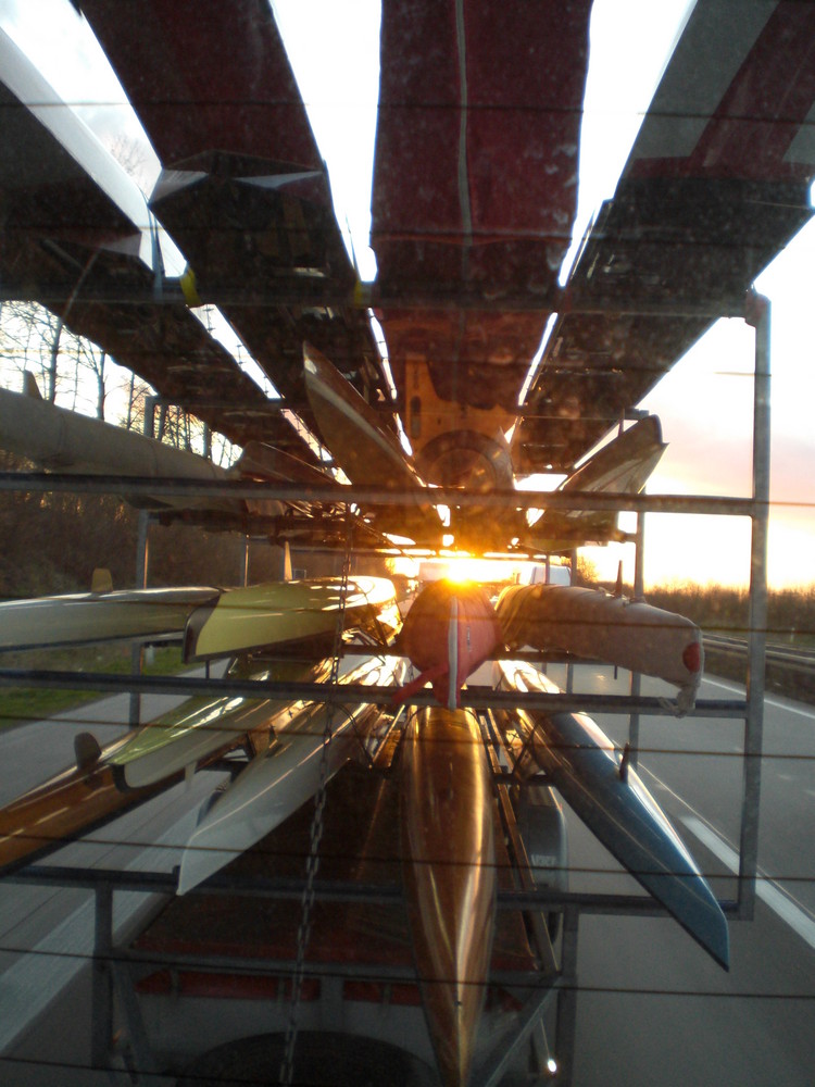 Ruderboote im sonnenuntergang auf der Autobahn