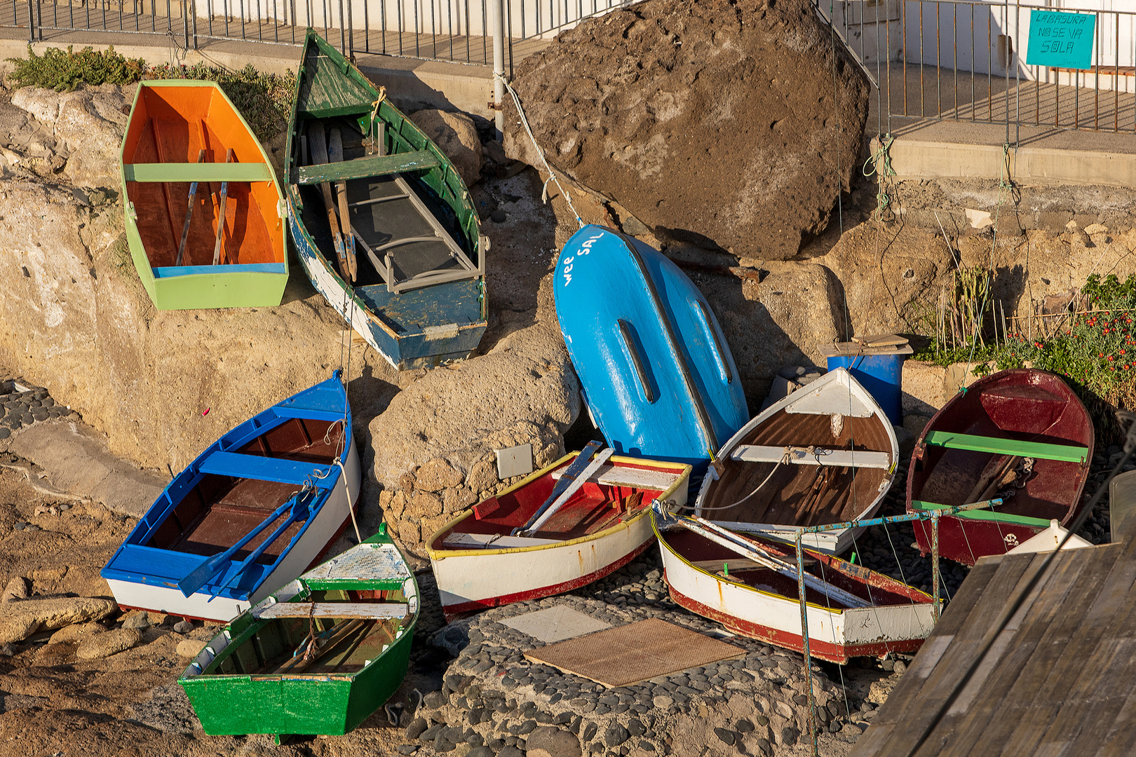 Ruderboote-Stillleben am Strand von El Puertito, Teneriffa