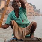 Ruderer auf dem Ganges in Varanasi Indien