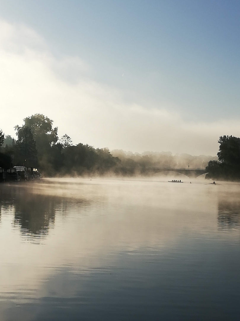 Ruderer im Nebel