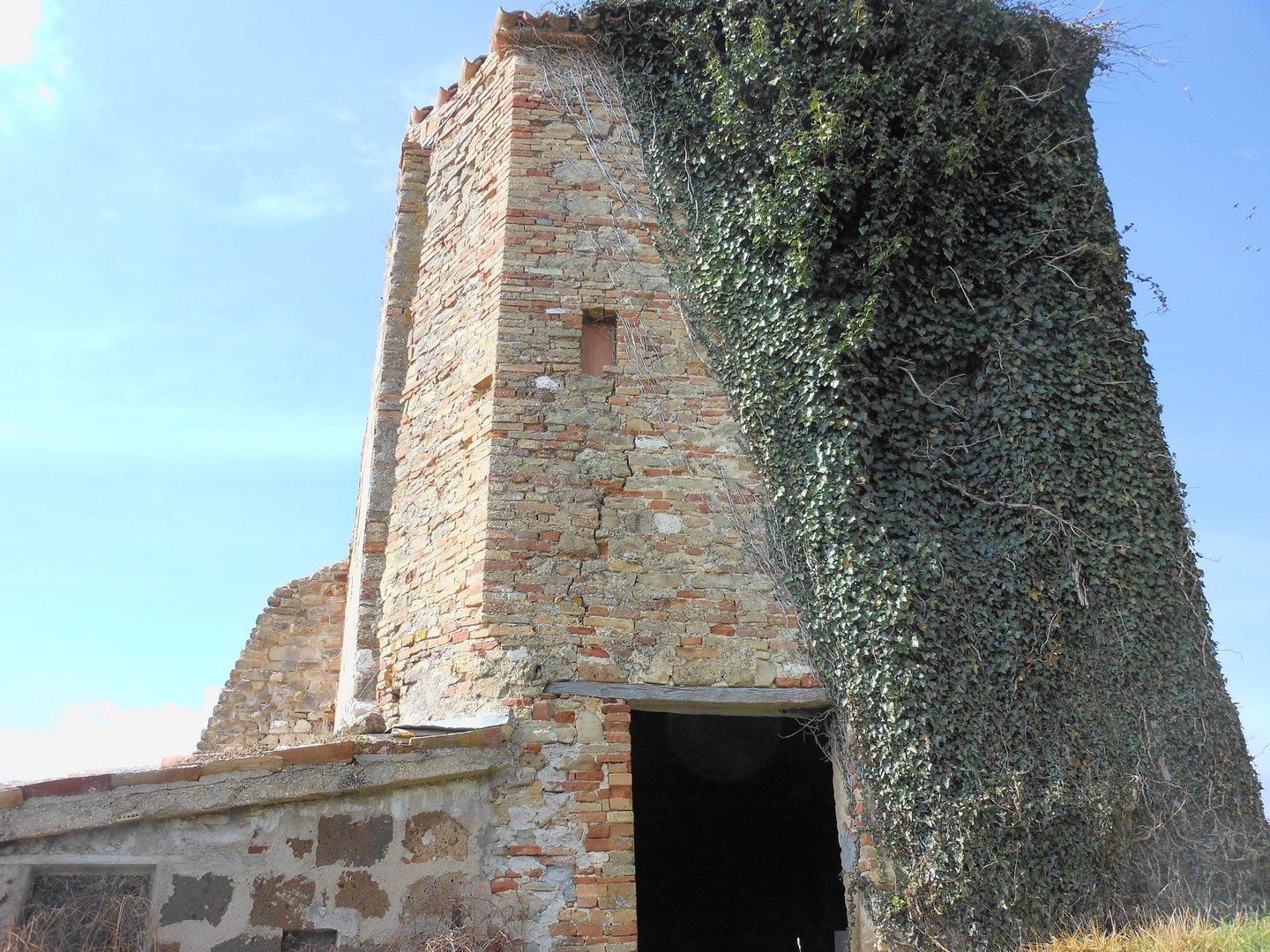 Ruderi della Rocca di Isola di San Severino Marche