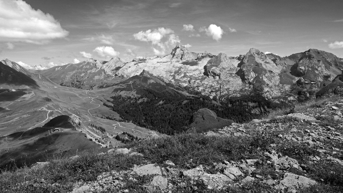 Rudesse et beauté de la montagne dans le massif des Aravis.