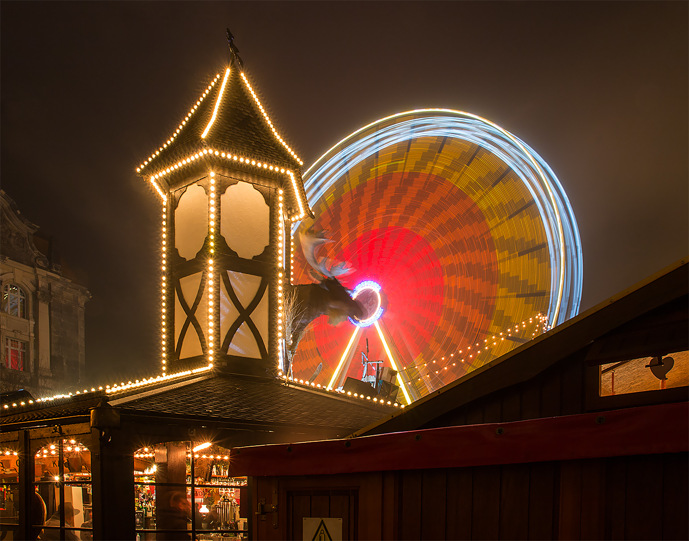 Rudi, der singende Elch, knabbert am Riesenrad...