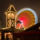 Rudi, der singende Elch, knabbert am Riesenrad...