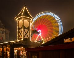 Rudi, der singende Elch, knabbert am Riesenrad...