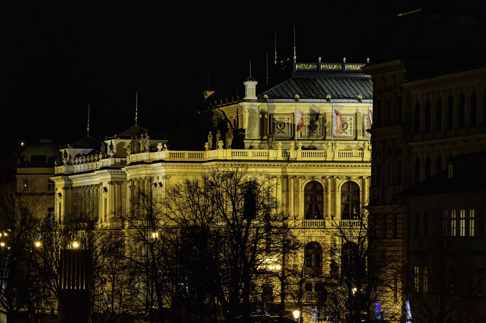 Rudolfinum bei Nacht