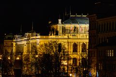 Rudolfinum bei Nacht