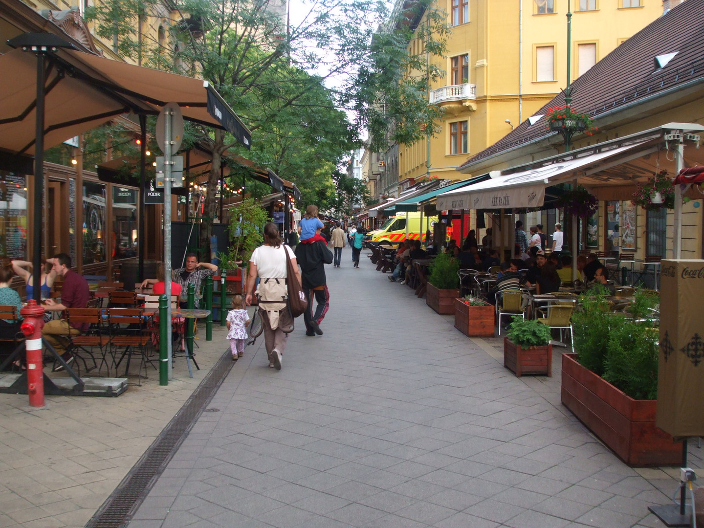 Rue appétissante de Budapest