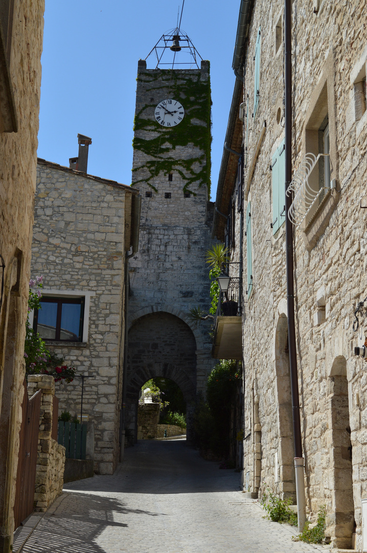 Rue de l'Horloge à Vézénobres