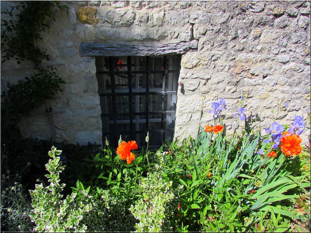 ..Rue des Ménestrels à Yèvres...