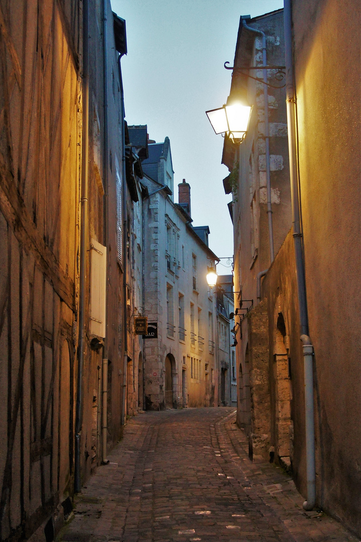 Rue du Puits Châtel en soirée