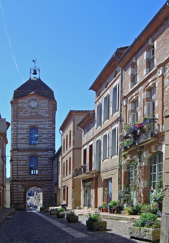 Rue et Tour de l’Horloge  --  Auvillar (Tarn-et-Garonne)  --  Uhrenstrasse und -turm