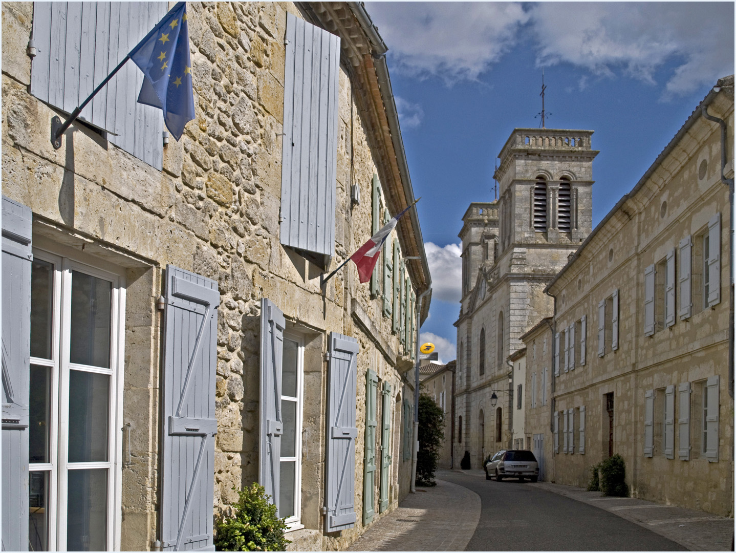 Rue Hector de Galard et Mairie à Terraube  --  Gers