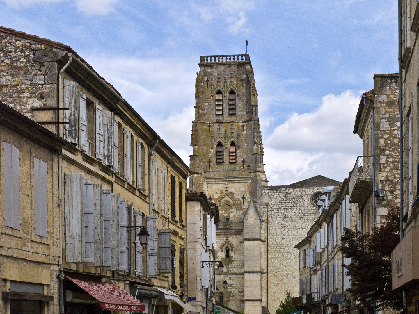 Rue nationale et clocher de la Cathédrale Saint-Gervais Saint-Protais  -  Lectoure