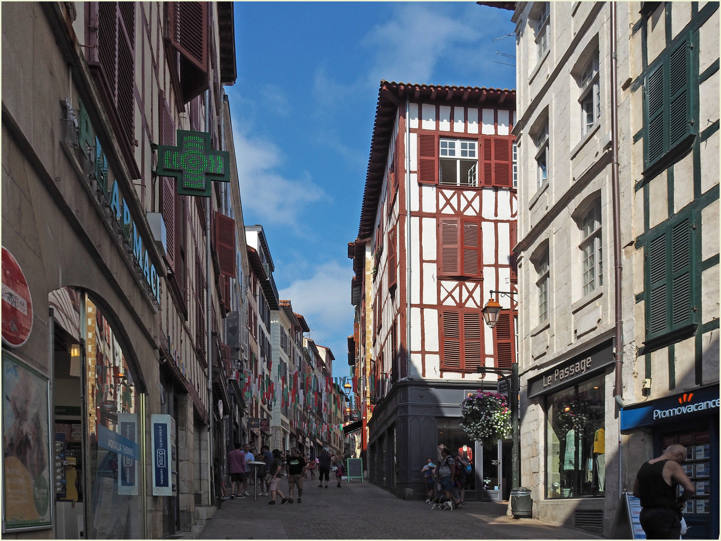 Rue Port de Bertaco, aux couleurs basques