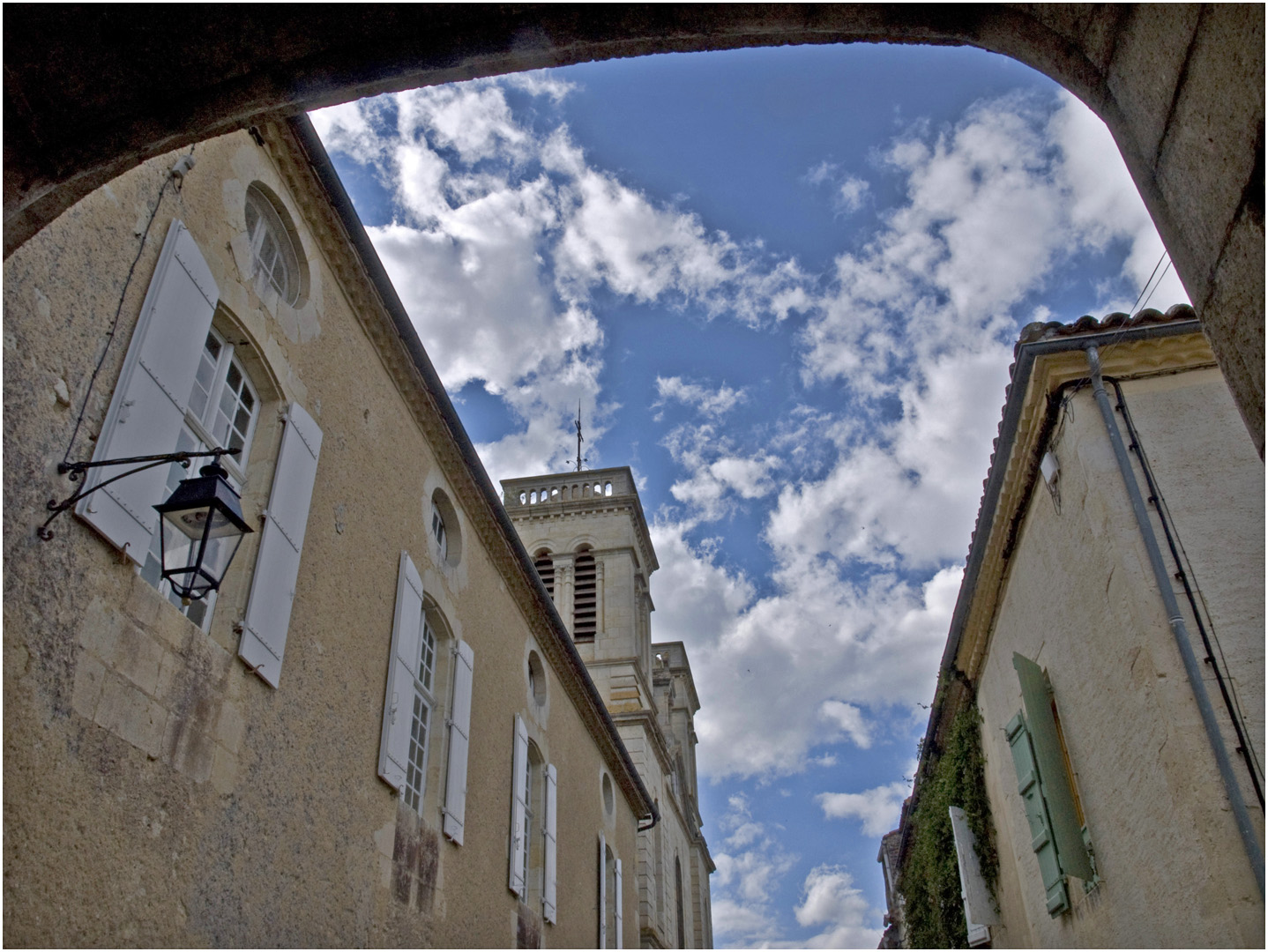 Rue principale de Terraube et clocher de l’Eglise Notre-Dame de  la Nativité