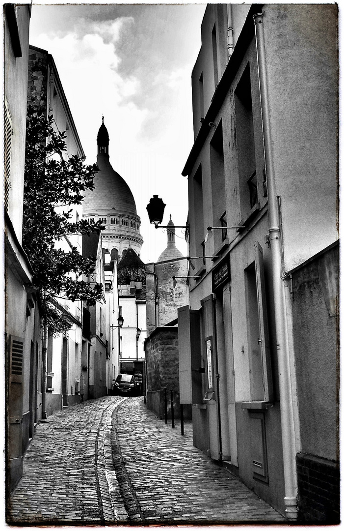 Rue St Rustique à Montmartre