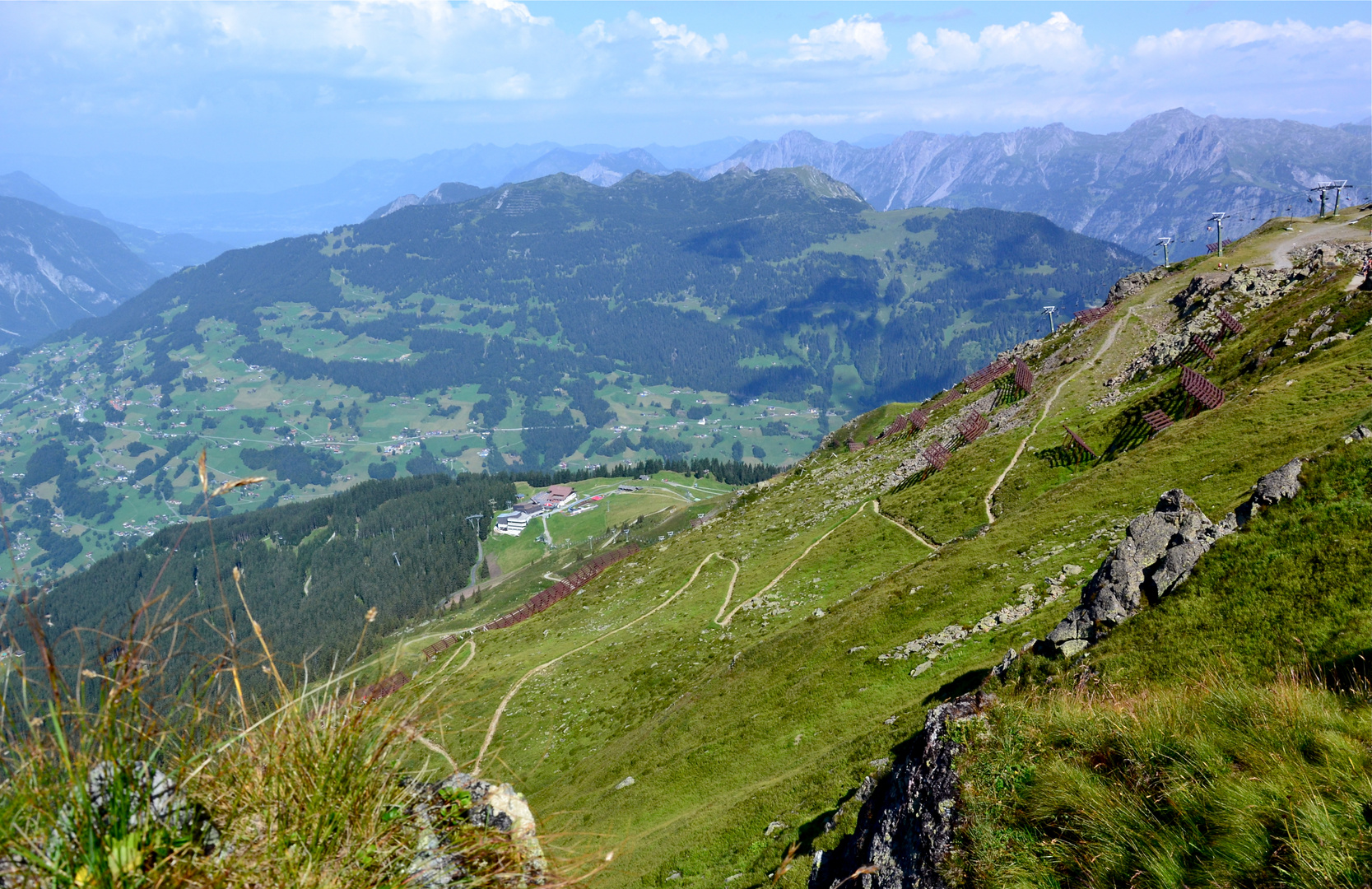 Rückblick vom Weg zur Wormser Hütte auf die Sennegratbahn