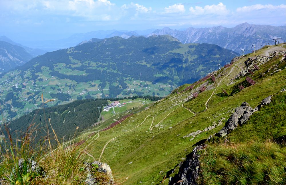 Rückblick vom Weg zur Wormser Hütte auf die Sennegratbahn